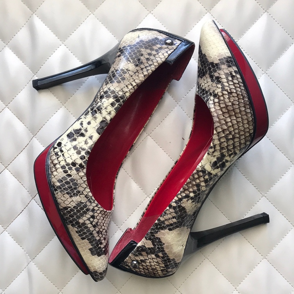 Guess Pumps